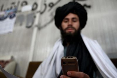 Taliban cấm quan chức dùng smartphone, các tổ chức nhân quyền nói gì?