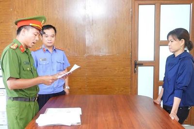 Xịt nước làm bị thương bà bán rau, bà bán cá bị khởi tố