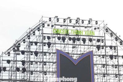 Gấp rút hoàn thiện sân khấu quy mô 20.000 người cho concert Thanh xuân