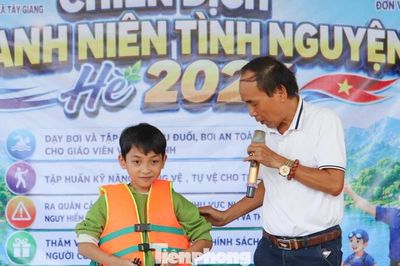 Áo xanh mang 'lá chắn' kỹ năng đến với trẻ em vùng núi Đà Nẵng