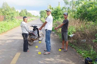Ba đối tượng mang dao đi cướp tài sản của nhóm học sinh
