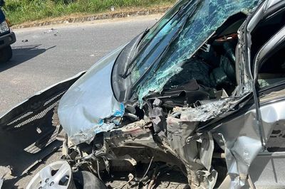 Xe tập lái rụng bánh, nát đầu sau va chạm với xe cẩu