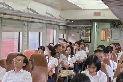 Có gì trên 'Đoàn tàu Bạch Mai' đưa 1.200 y bác sĩ đi làm giữa Hà Nội - Ninh Bình?