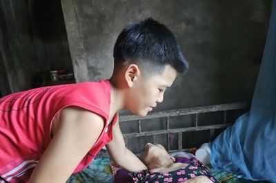 Mẹ gặp nạn sau hội kéo co, cậu bé 14 tuổi vừa đi học vừa chăm bà ngoại liệt