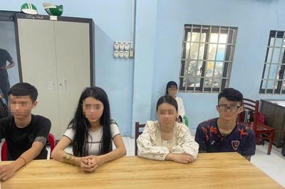 Bắt nhóm thanh thiếu niên đập phá xe bán tải trên đường phố TPHCM
