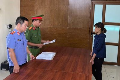 Phê chuẩn khởi tố bị can trong vụ xịt nước cao áp vào mặt người bán rau