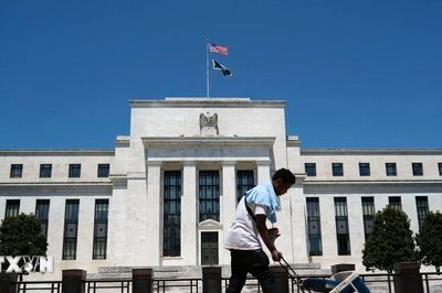 Giá dầu giảm có thể buộc Fed tiếp tục thắt chặt chính sách tiền tệ