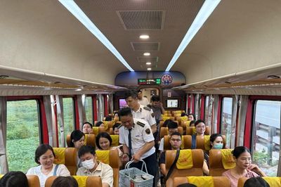 Khai trương 'đoàn tàu Bạch Mai' đưa đón y bác sỹ đi làm Hà Nội-Ninh Bình