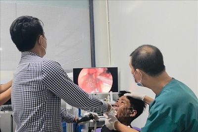 Gắp một con cá rô sống ra khỏi thực quản một bệnh nhân