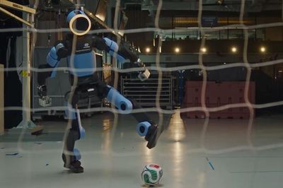 Robot nhân hình Trung Quốc ra sân, tái hiện cú sút phạt đền của Messi và Ronaldo