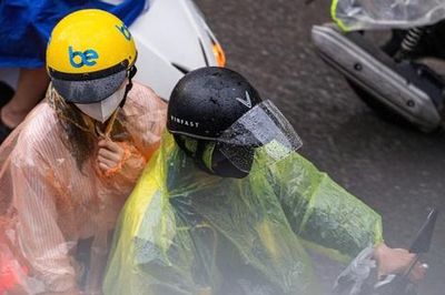 Sau chuỗi ngày nắng nóng, Hà Nội đón mưa lớn đúng giờ cao điểm