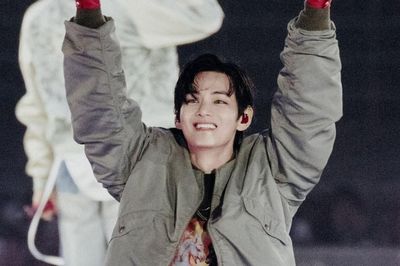 V (BTS) bất ngờ nhắn tin riêng cho fan, gây bão mạng xã hội