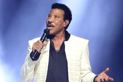 Danh ca Lionel Richie hủy đêm diễn sau chưa đầy 1 giờ vì đổ bệnh