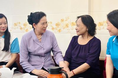 Chủ tịch Hội LHPN Việt Nam Lê Thị Thủy tri ân các thành viên Tiểu đội 11 cô gái sông Hương anh hùng