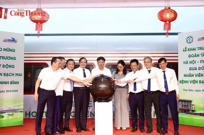 Vận hành 'Đoàn tàu Bạch Mai' đưa đón y, bác sĩ giữa Hà Nội - Ninh Bình