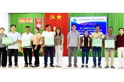Hội Liên hiệp Phụ nữ phường Thới Sơn khen thưởng 12 gia đình tiêu biểu