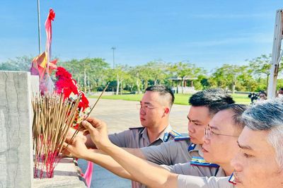 Thi hành án dân sự thành phố Đà Nẵng dâng hương tại Tượng đài Mẹ Việt Nam anh hùng