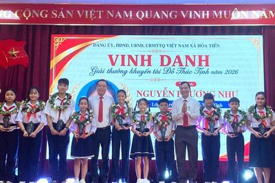 Xã Hòa Tiến khen thưởng 68 học sinh, sinh viên và giáo viên đạt thành tích xuất sắc năm học 2025 - 2026