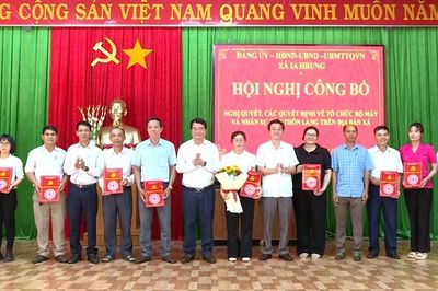 Ia Hrung công bố nghị quyết, quyết định về tổ chức bộ máy và nhân sự các thôn, làng