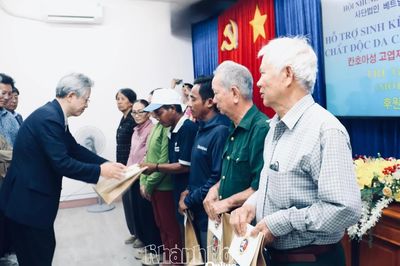 Hội Những người Hàn Quốc yêu Việt Nam tặng sinh kế cho 7 hộ gia đình nạn nhân chất độc da cam/dioxin