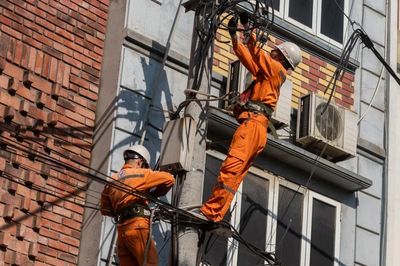 Điều chỉnh giờ cao điểm sử dụng điện: Các gia đình bị ảnh hưởng thế nào?