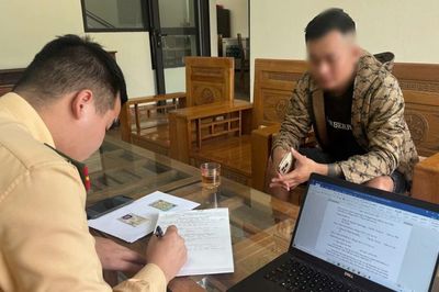 Cảnh sát giao thông Lào Cai xử phạt lái xe đầu kéo vượt ẩu tại đoạn đường khuất tầm nhìn
