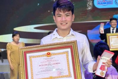 Nam sinh được trao tặng Huân chương hạng Nhất ngay sau kỳ thi tốt nghiệp