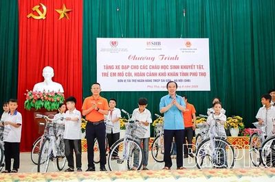 Trao tặng xe đạp cho học sinh có hoàn cảnh khó khăn tại xã Thung Nai