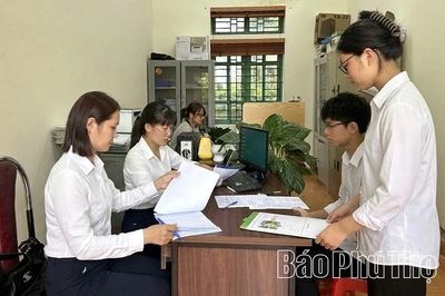 Các trường THPT thu hồ sơ học sinh đủ điểm trúng tuyển vào lớp 10 năm học 2026 - 2027