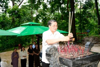 Nguyên Ủy viên BCH Trung ương Đảng, nguyên Phó Chủ tịch Quốc hội Nguyễn Đức Hải thăm Khu di tích Quốc gia đặc biệt Tân Trào