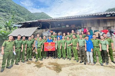 Trao tặng 12 téc nước cho hộ có hoàn cảnh khó khăn xã Cán Tỷ