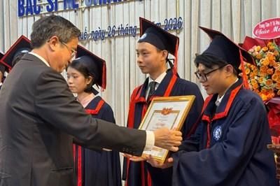 Trao bằng tốt nghiệp cho hơn 1.100 tân bác sĩ, dược sĩ và cử nhân hệ chính quy