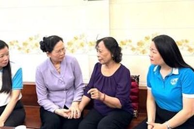 Thăm, tặng quà các thành viên Tiểu đội 11 cô gái Sông Hương