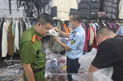 Tạm giữ hơn 2.600 sản phẩm thời trang nghi giả mạo nhãn hiệu nổi tiếng