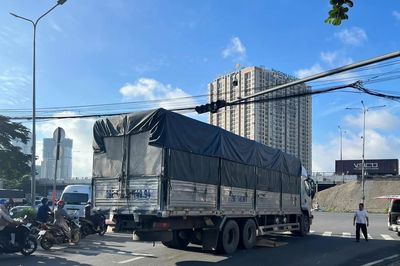 TP.HCM: Xe tải ôm cua va chạm xe máy, người phụ nữ tử vong tại chỗ