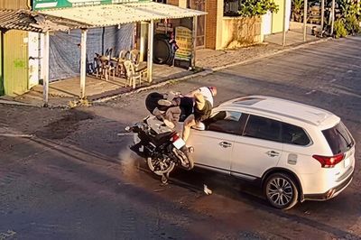 Phóng nhanh qua ngã tư, xe máy chở ba tông thẳng vào ô tô