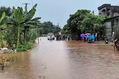 Nhiều tuyến đường Tuyên Quang ngập sâu, sạt lở sau mưa lớn