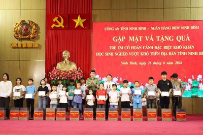 Ninh Bình trao 3 nhà tình nghĩa, tặng hơn 1.000 mũ bảo hiểm, 90 xe đạp cho học sinh nghèo