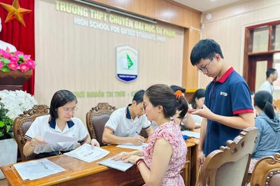 Trường THPT Chuyên Đại học Sư phạm hạ điểm chuẩn lớp 10 ở một số lớp chuyên