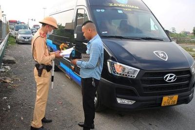 Từ 10/8, xe hợp đồng 'trá hình' sẽ bị thu hồi giấy phép kinh doanh