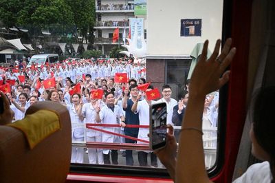 Ấn tượng 'Đoàn tàu Bạch Mai' đưa đón y bác sĩ từ Hà Nội đến cơ sở 2 Ninh Bình làm việc