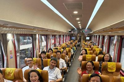 Lần đầu tiên ở Việt Nam bác sĩ đi làm bằng tàu hỏa
