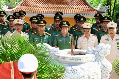 Bộ Công an tổ chức dâng hoa, dâng hương tại Khu di tích lịch sử An ninh Khu V