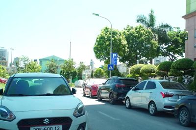 Phố Nguyễn Văn Lộc mất mỹ quan vì xe đỗ bừa bãi