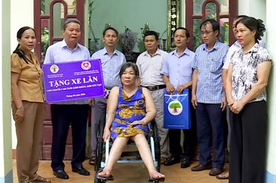 Trao tặng xe lăn, mang niềm vui đến người cao tuổi khuyết tật