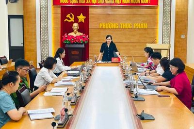 Đoàn kiểm tra liên ngành của tỉnh về công tác quản lý an toàn thực phẩm làm việc tại phường Thục Phán