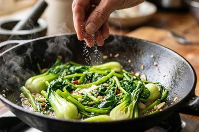 Cách xào rau xanh giòn, giữ trọn dinh dưỡng: Thêm ngay 1 gia vị này vào