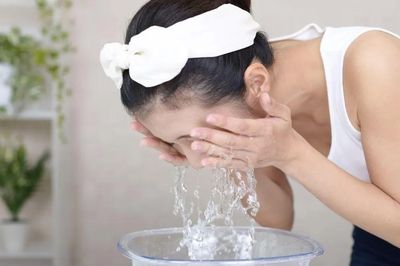 Rửa mặt bằng nước nóng hay nước lạnh tốt hơn cho da?