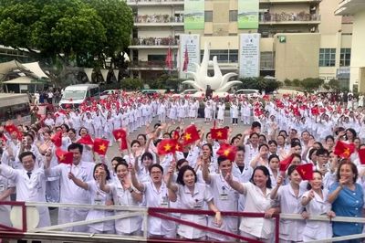 'Đoàn tàu Bạch Mai' chính thức lăn bánh, mở hành trình đưa y tế chất lượng cao đến gần người dân