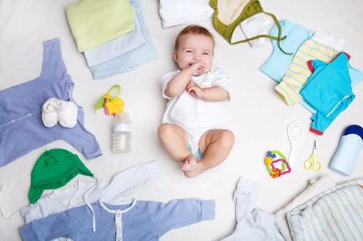 Mua quần áo sơ sinh mới, cha mẹ nhớ làm ngay điều này để tránh gây hại cho bé